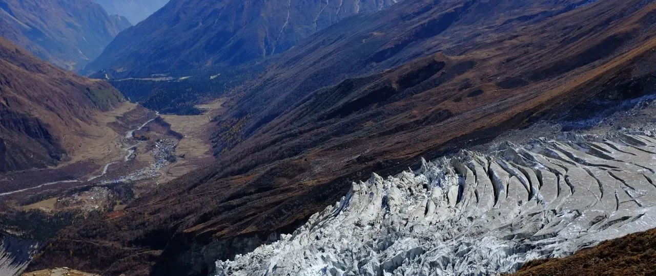 where is manaslu located